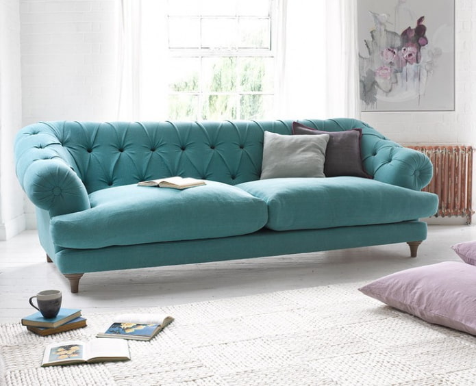 turquoise bank op poten in het interieur