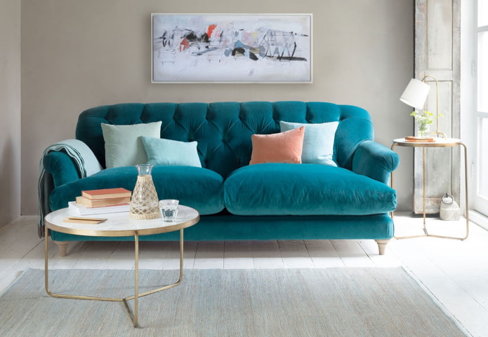 turquoise bank op poten in het interieur