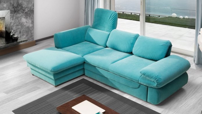 turquoise bank op een grijze vloer