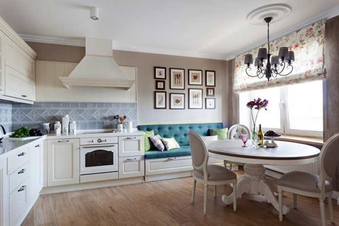 turquoise bank in de keuken