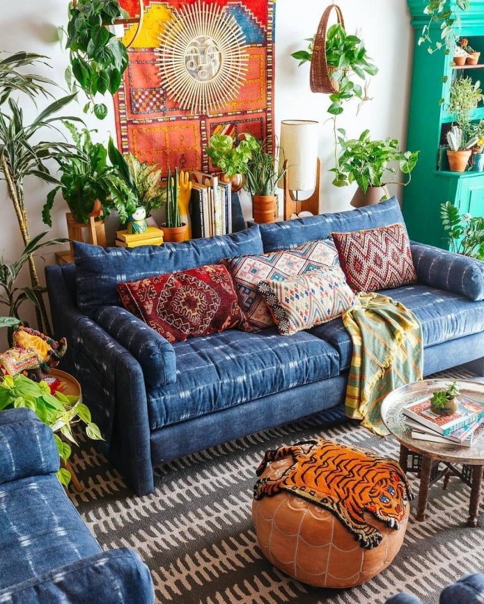 gekleurde bank in het interieur