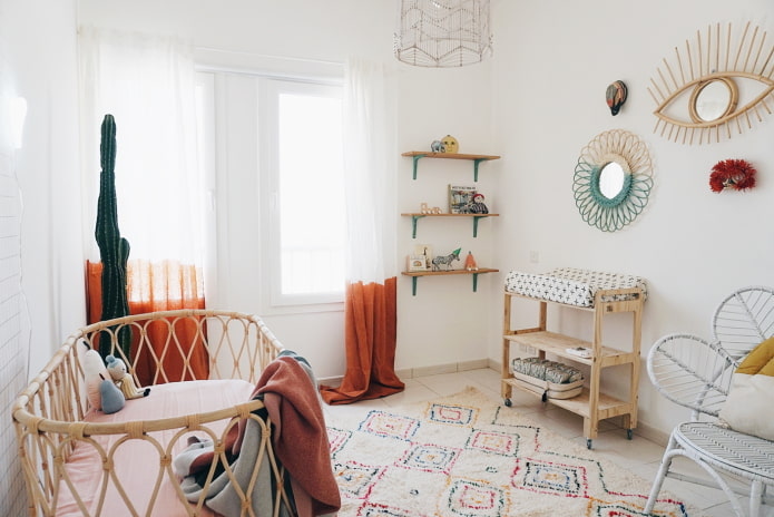 een babykamer voor een pasgeborene in boho-stijl