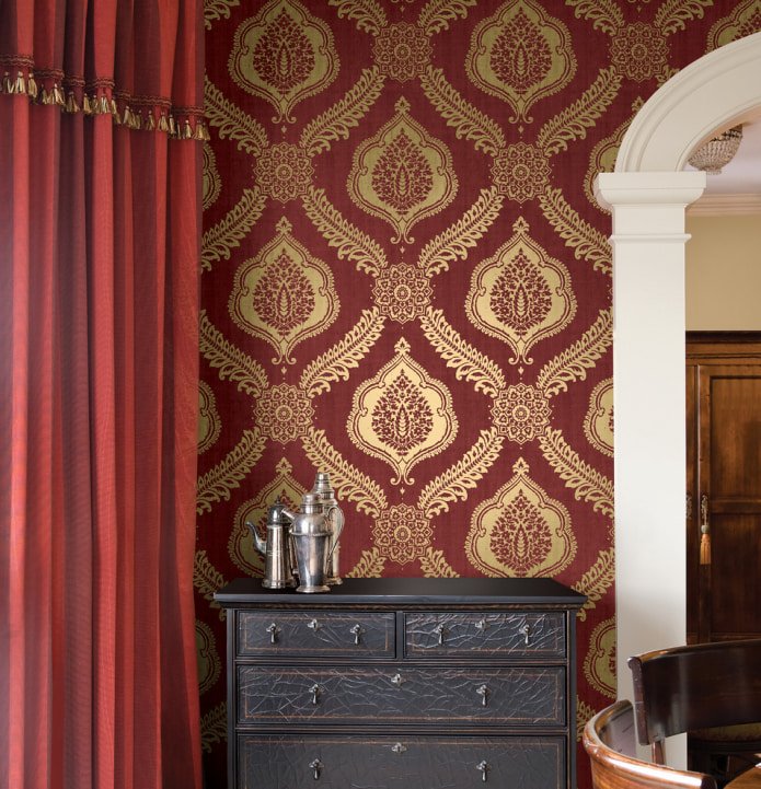 bordeauxrood en goud behang