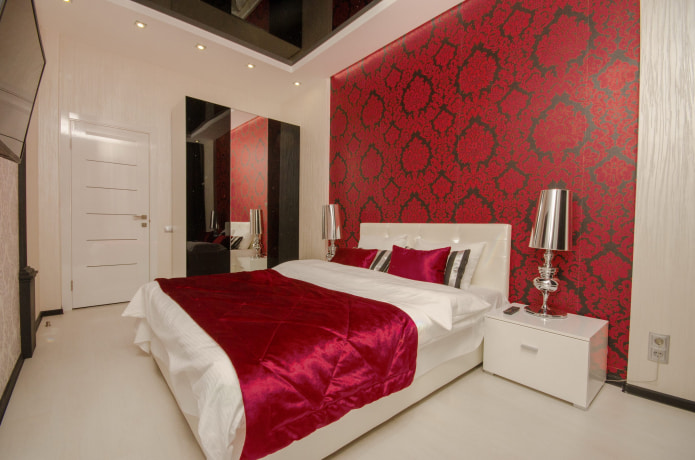 bordeauxrood en zwart behang met monogrammen