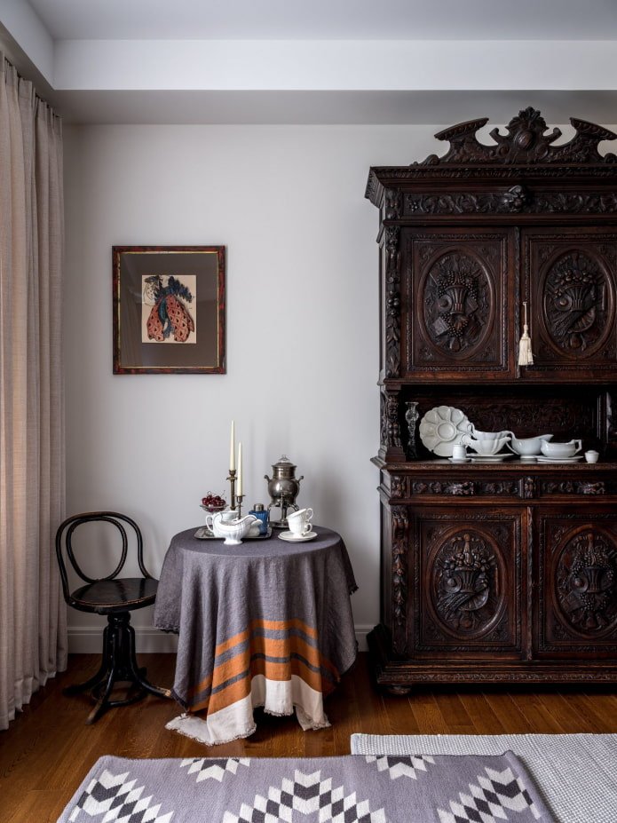 antieke meubels in het interieur