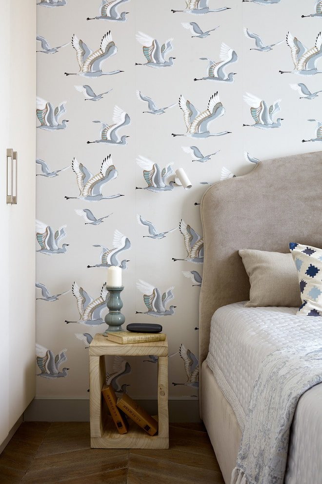 papierbehang met vogels in het interieur