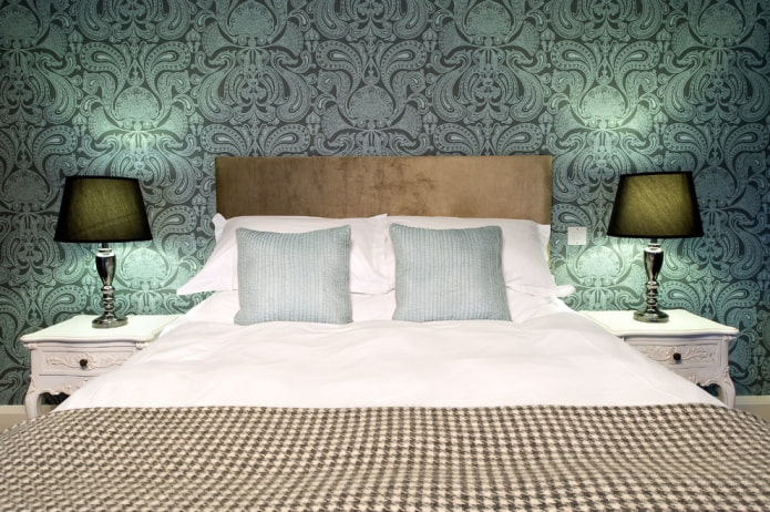 papieren behang met een damastpatroon in het interieur