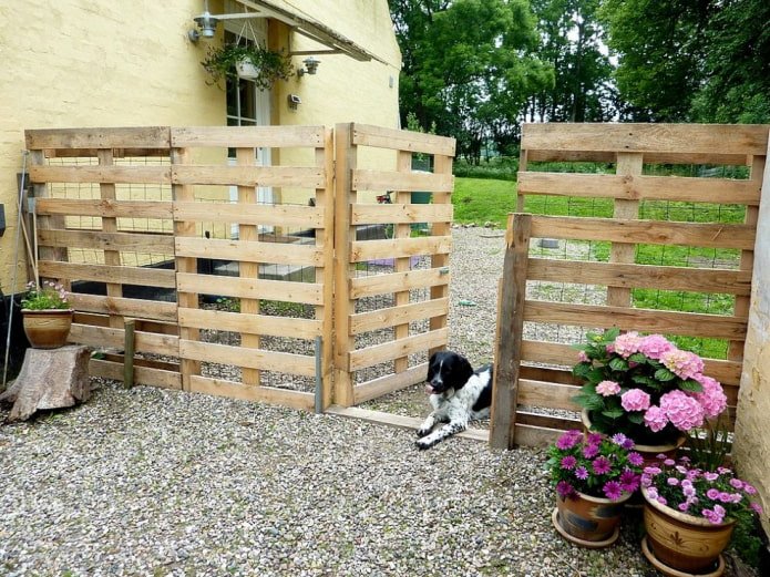 Poort van een pallethek