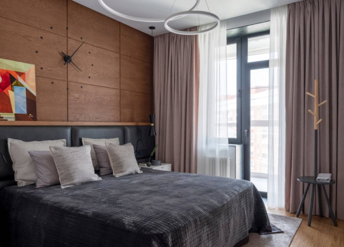 klok boven het bed