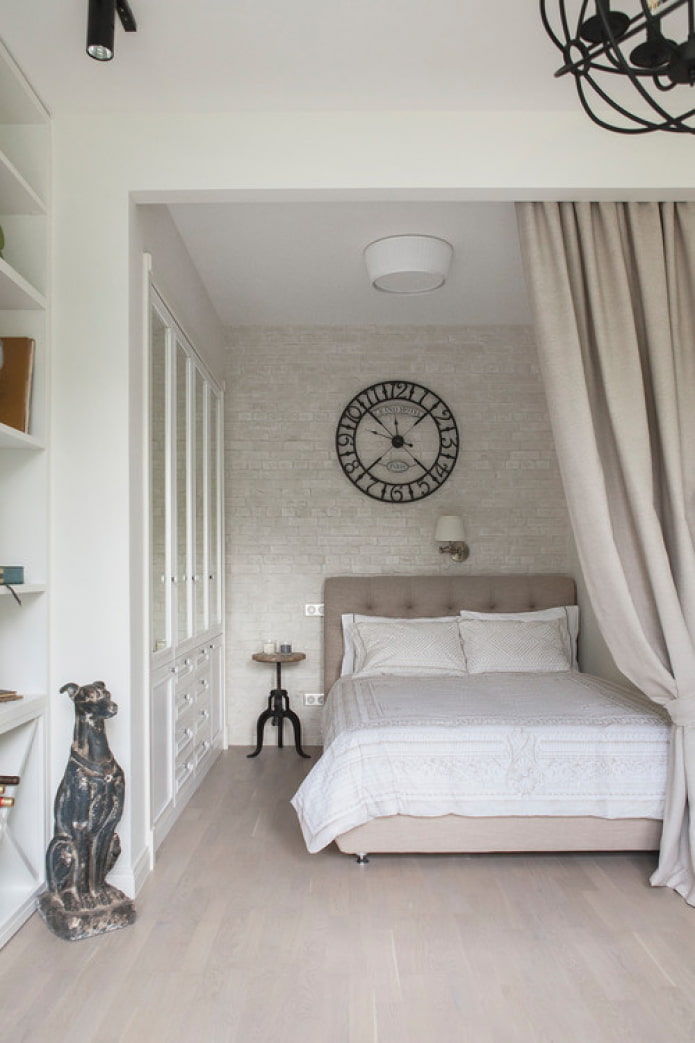 zwarte klok in het interieur