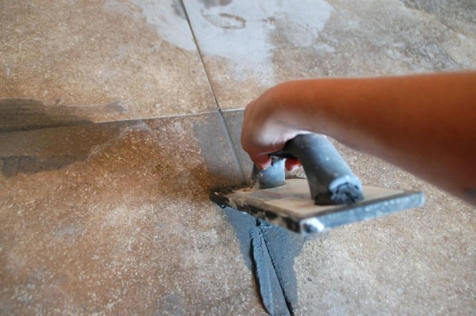 cement van tegels verwijderen