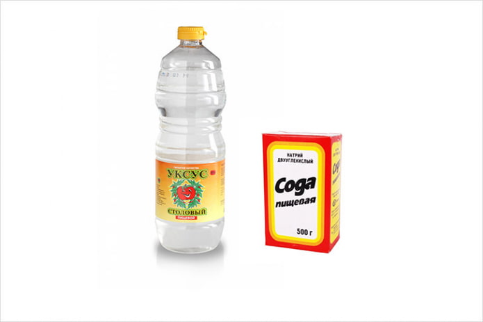 Azijn en soda voor het verwijderen van roestvlekken