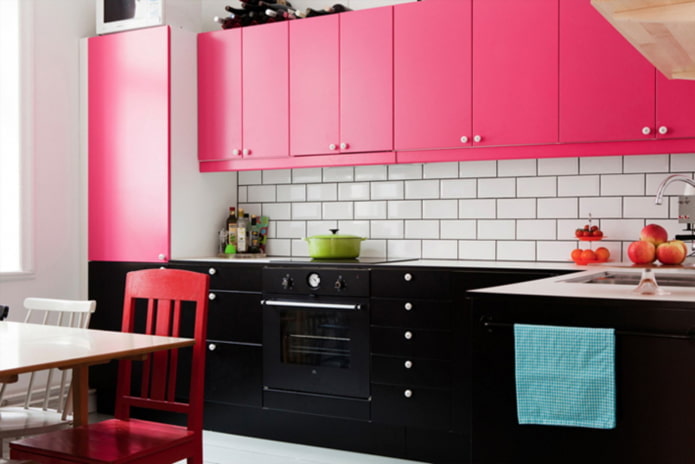 keukeninterieur in zwarte en roze tinten