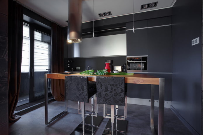 eetgroep in het keukeninterieur in zwarte tinten