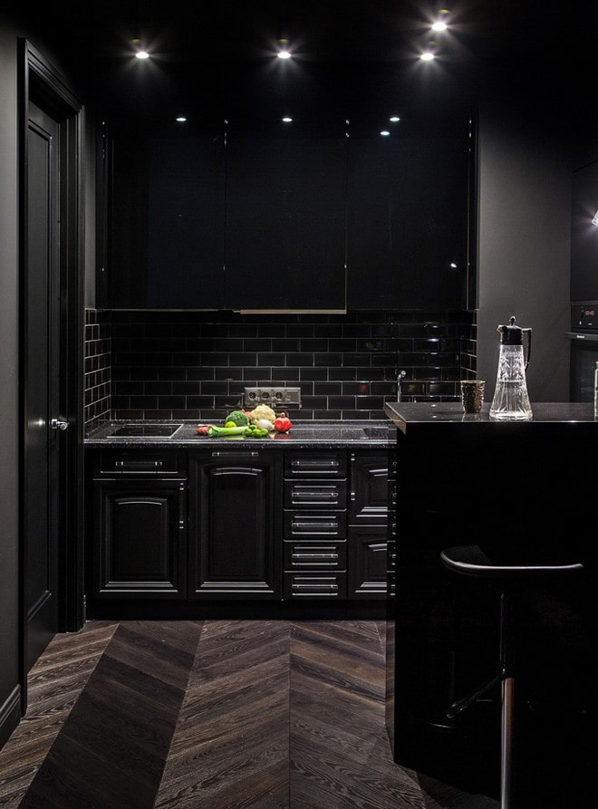 afwerking in het keukeninterieur in zwarte tinten