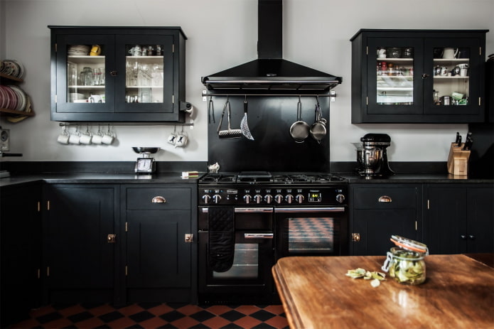 zwarte keukenset in het interieur