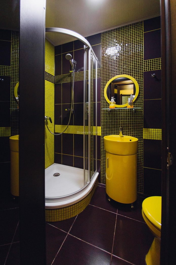 zwart-gele badkamer