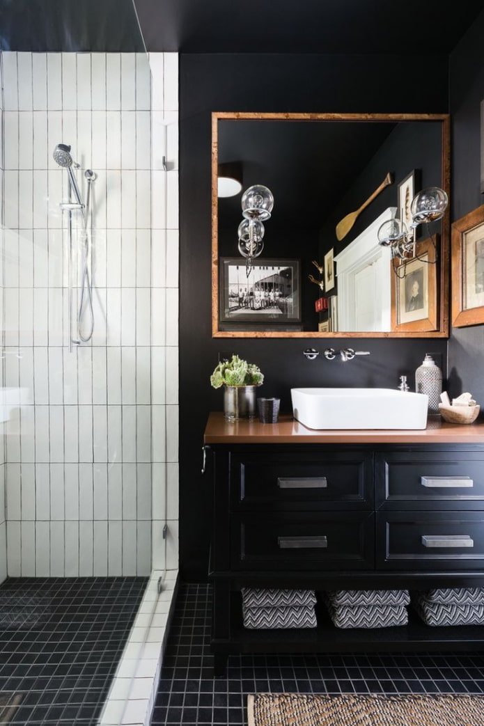 zwart-witte badkamer