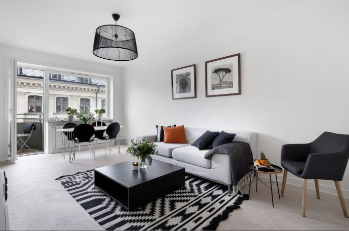 verlichting en decoratie in de woonkamer in zwart-wittinten
