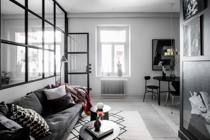 woonkamer in zwart-wittinten in Scandinavische stijl
