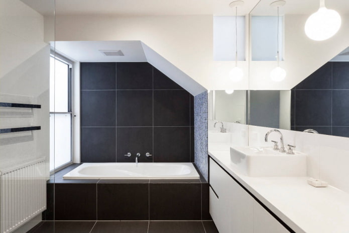 Zwart-witte badkamer met nis