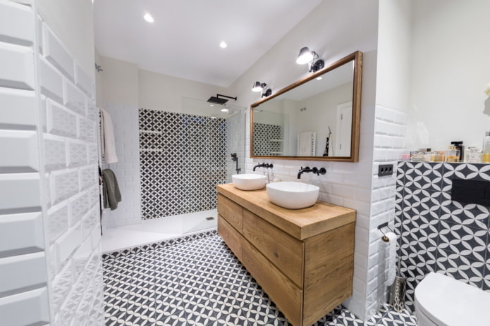 houten wastafelmeubel in de badkamer