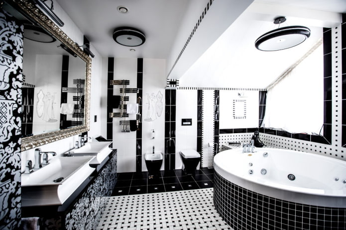 zwart-witte zolderbadkamer