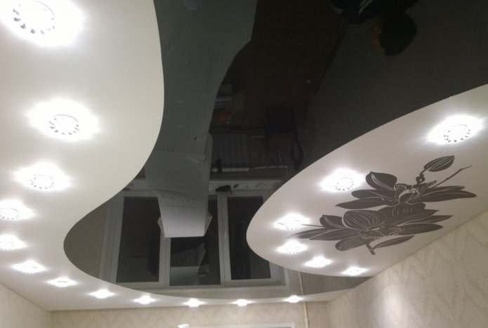 Plafond met ??n niveau in twee kleuren