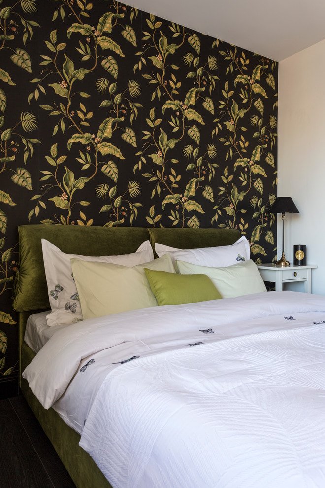 zwart behang met groene bladeren