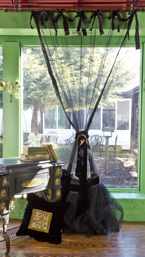 Zwarte tule aan lussen