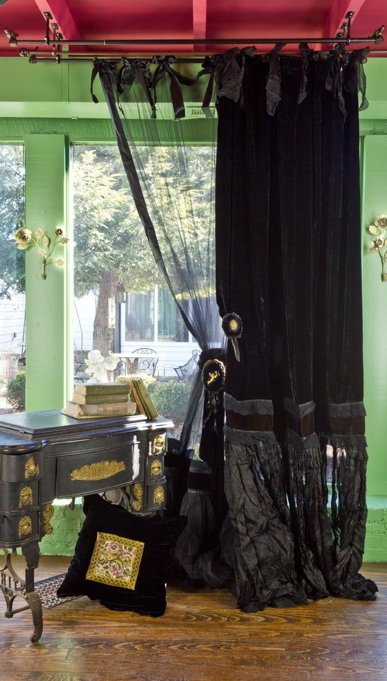 Donkere gordijnen aan lussen