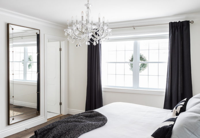 Donkere gordijnen met een trekkoord