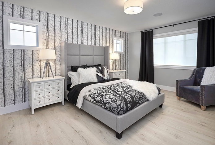 grijs bed en zwarte gordijnen