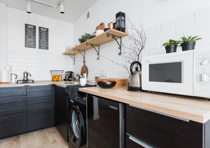 Zwarte set in de keuken in Scandinavische stijl