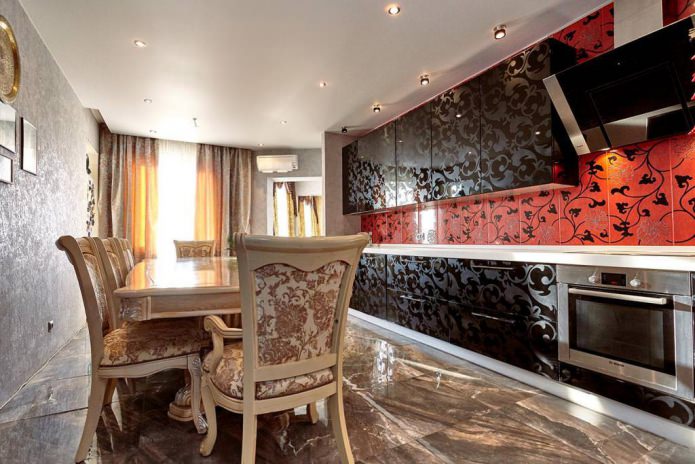 keuken met een zwarte set en metallic behang