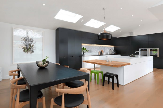 moderne zwarte set in het keukeninterieur