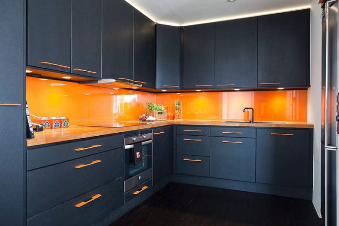 Zwarte hoekset met oranje schort
