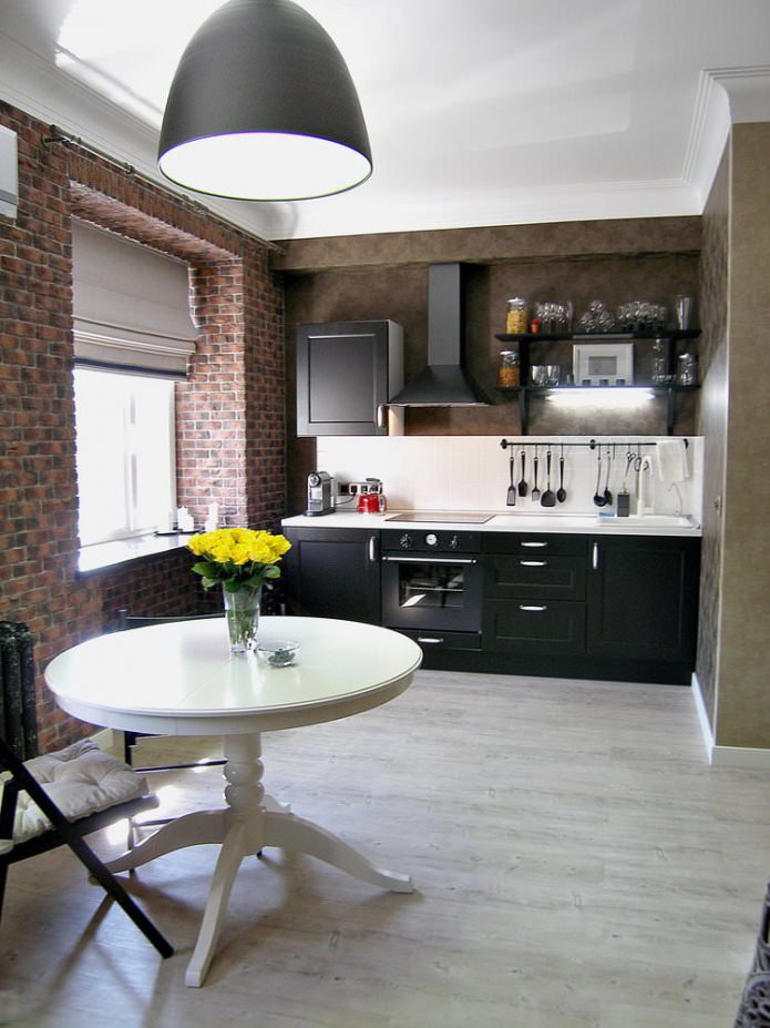 zwarte set in het interieur van een kleine keuken