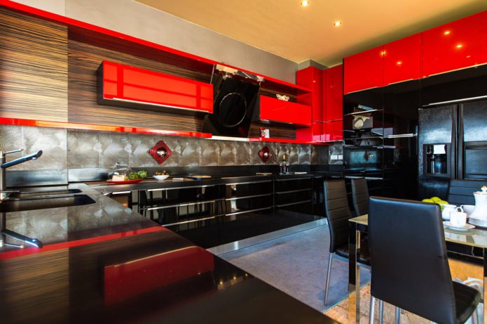 Zwart-rode keukenset in een modern keukeninterieur