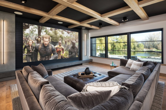 zwart spanplafond tussen balken in het interieur