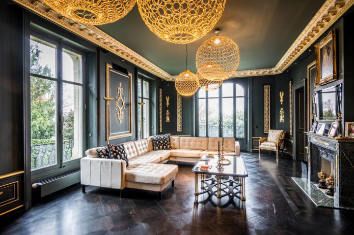 woonkamer in klassieke stijl met zwarte en gouden afwerking