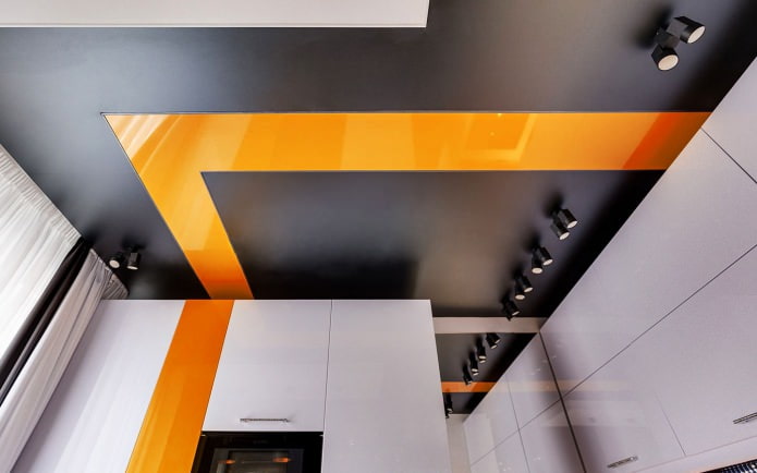 Zwart en oranje plafond
