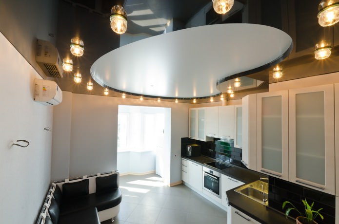 zwart-wit plafond met twee niveaus