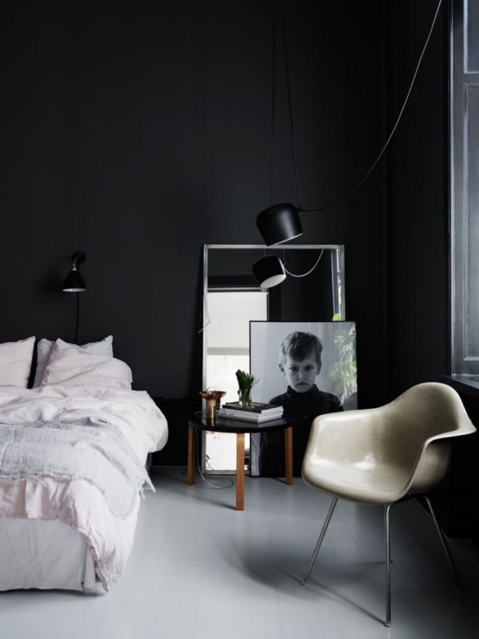 slaapkamer met een zwarte muur