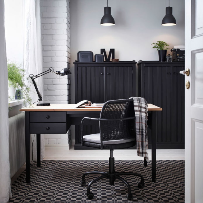 zwarte kasten in het interieur