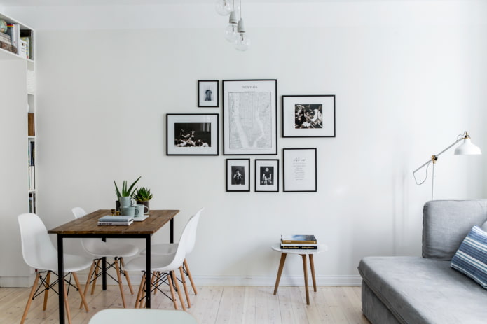 posters in donkere lijsten