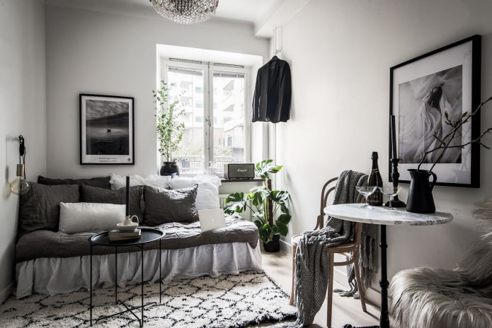zwarte accenten in een witte kamer