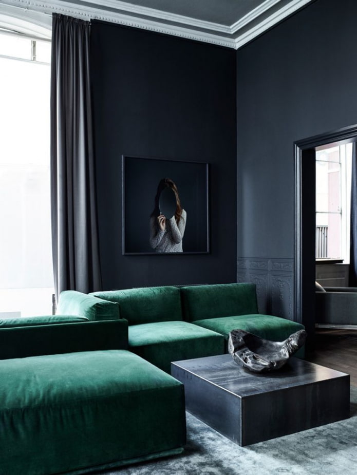 smaragdgroene bank in de woonkamer
