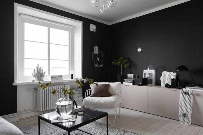 licht meubilair in een donkere kamer