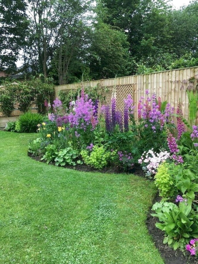 gemengde border langs de schutting